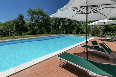 Spazioso agriturismo con piscina a Ficulle