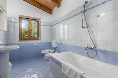 Villa in Koromacno mit Balkon