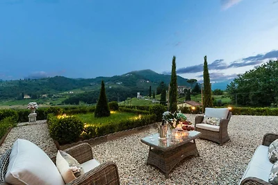 Villa a Lucca con Jacuzzi e Vigneti