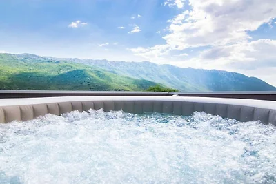 Bellezza della natura con piscina e...