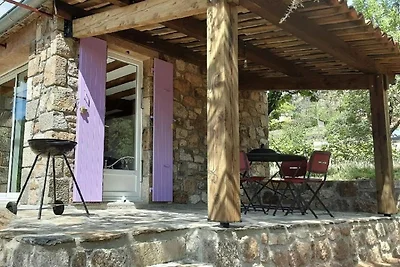 Piccola casa con piscina in comune a...