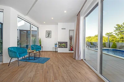 Villa met zwembad, speelkamer en tuin