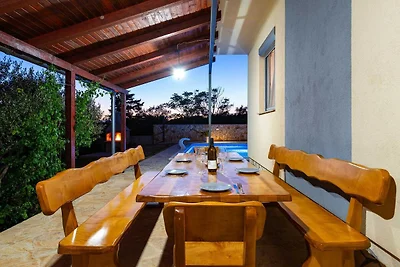 Villa mit Pool im ruhigen Tinj