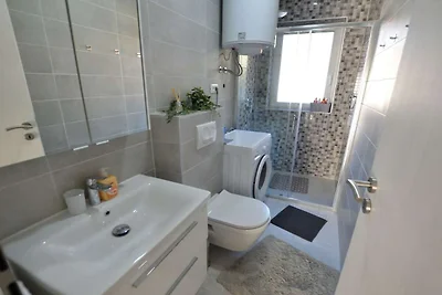 Warm and Welcoming Apartment with Balcony - T...