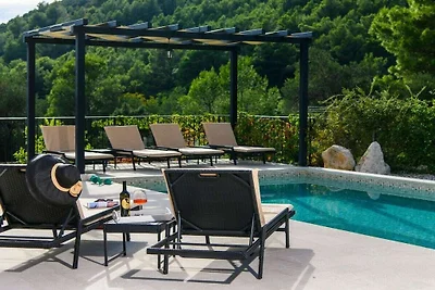 Blue Stone mit Pool und Garten