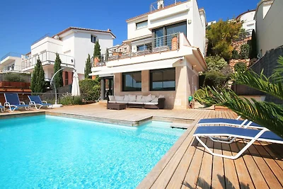 Haus mit großem Garten und privatem Pool