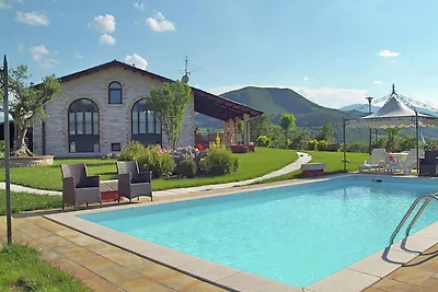 Geräumiges Ferienhaus in Cagli mit Pool