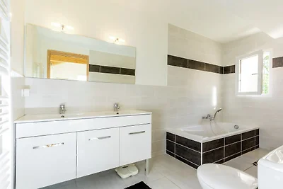 Moderne Villa in Tourrettes mit Swimmingpool