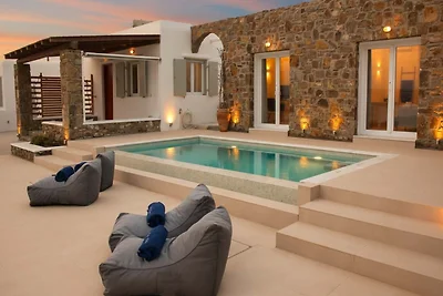 Hell gestaltete Villa mit Pool