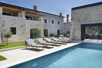 Villa in Banki met zwembad