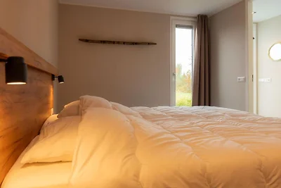 Luxuriöses Ferienhaus umgeben von Wasser und...