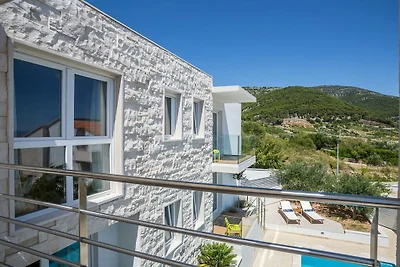 Villa in Bol mit Schwimmbecken