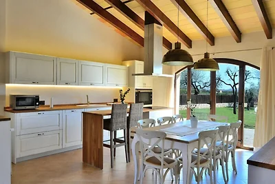 Villa in Buger mit Pool und Spielplatz