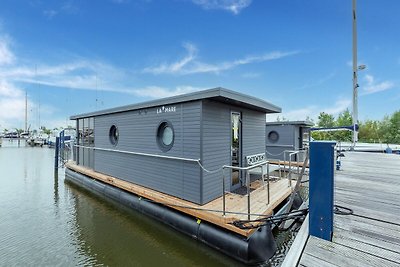 Modernes Boot im Yachthafen Marina Volendam m...