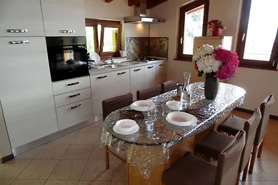 Apartment in Villa mit Pool- und Seeblick
