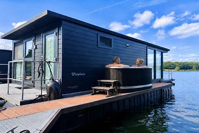 Hausboot-Marina mit Whirlpool