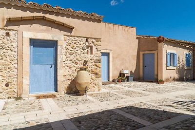 Casale rustico a Noto con piscina