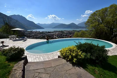 Apartment in Villa mit Pool- und Seeblick