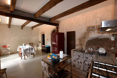 Palazzo antico a Provaglio d'Iseo con cortile