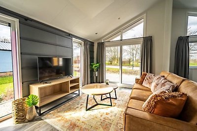 Modern chalet op een vakantiepark, grenzend a...