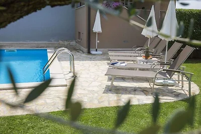 Ferienhaus in Tinjan mit Schwimmbecken