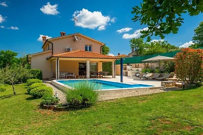 Villa in Tinjan mit Schwimmbecken