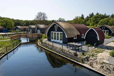 Modernes Haus an einem Teich in einem...