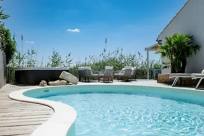 Villa in Aigues-Mortes mit Pool & Blick