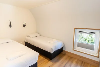 Modernes Haus an einem Teich in einem...