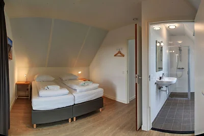 Moderno lodge sull'acqua in un parco...
