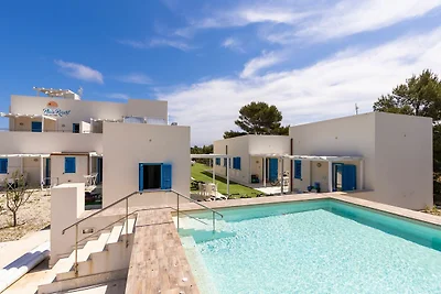Casa vacanze in stile isolano con piscina a F...