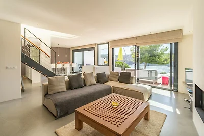 Villa am Wasser mit Panoramablick