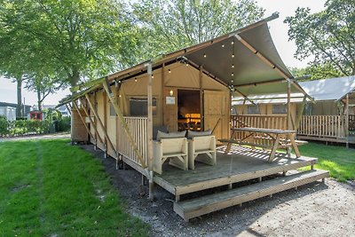 Bella tenda safari con bagno, in un parco vac...