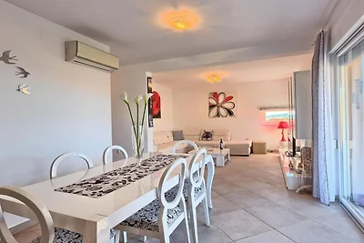 Three Bedroom Apartment with Sea View and Poo...