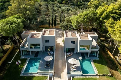 Villa fronte mare a Vasilikos con piscina