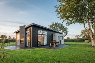 Nachhaltig gebauter Bungalow zwischen 2...