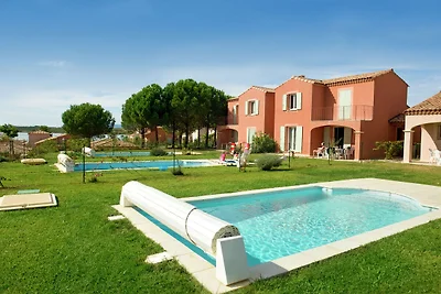 Villa estiva con terrazza o loggia, situata i...