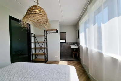 Villa am Wasser mit Anlegesteg