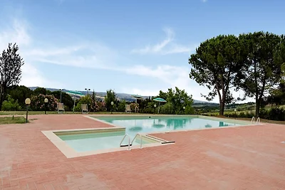 Lussureggiante casale con campo da tennis