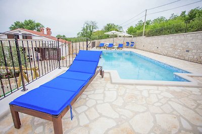 Entspannende Villa mit Pool und Garten für se...