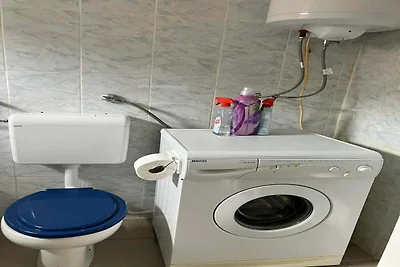 Fuga luminosa lungo la strada del villaggio