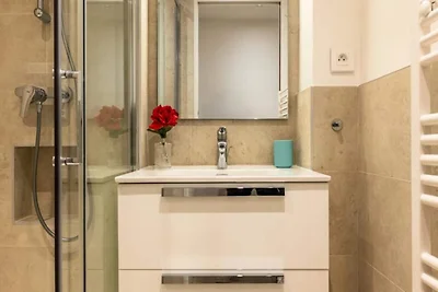 Luxuriöses 3-Zimmer-Apartment, 300 m von den ...