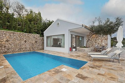 Neue Luxusvilla mit privatem Pool