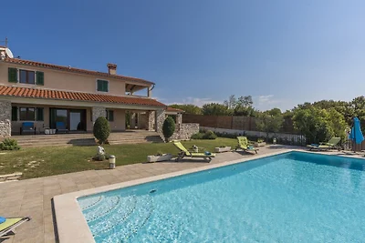 Villa en Koromacno con piscina