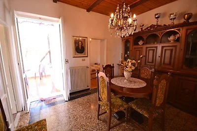 Ferienhaus auf einem Hügel mit Balkon