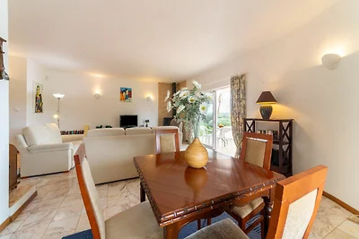 Comfortabele woning met prive tuin en zwembad