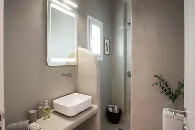 Soggiorno a bordo piscina con vista sulla...