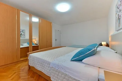 Deluxe Three Bedroom Apartment with Balcony a...