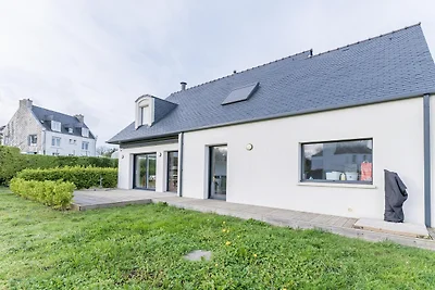 Nieuw huis met zwembad vlakbij het strand.