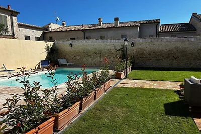 Ferienwohnung mit Pool, nur wenige Minuten vo...
